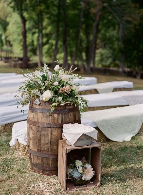 décoration cérémonie boheme, verdure, blanc, accessoires en bois